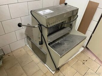 Kráječ pečiva (lot: 25)