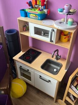 Dětská kuchyňka (IKEA DUKTIG kuchyňka na hraní)