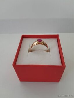 Zlatý prsten s růžovým kamínkem