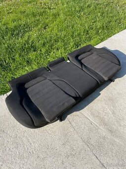 Zadní lavice s integrovanými dětskými podsedáky z Passat B6