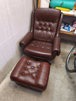 Otočné kožené křeslo s podnožkou