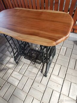 Dekorační stolek ze šicího stroje