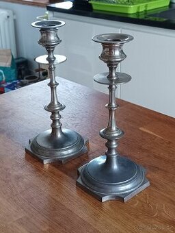 ART DECO KOVOVÉ PÁROVÉ SVÍCNY FRANCIE