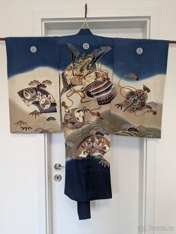 Chlapecké kimono se samurajskou helmou