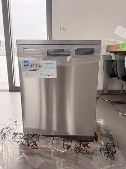 Myčka nádobí BEKO DFN28422X nerez