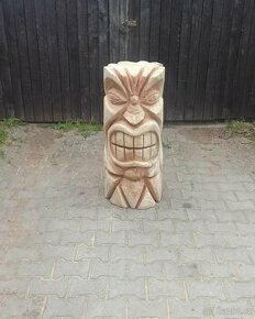 mayská socha motorovou pilou