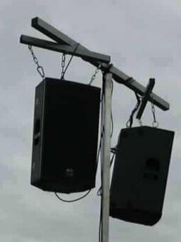 Konstrukce pro zavěšení reproboxů