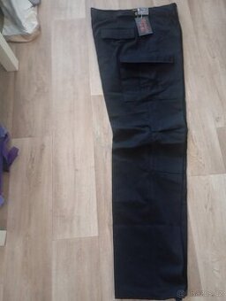 pevné černé kalhoty pro ochranku L