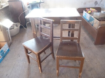 Starý stůl se zásuvkou a 2 židle