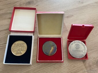 Plakety a odznaky ze strojního průmyslu