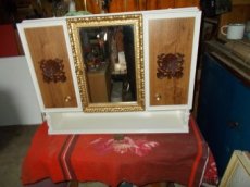 Skříňka se zrcadlem