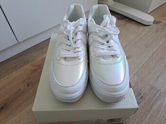 Bílé tenisky s efektem