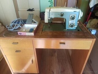Stůl s šicím strojem