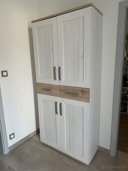 Velká skříň / komoda s policemi – moderní design