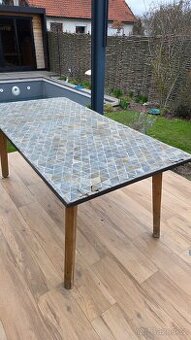 Prodám venkovní stůl 180x90 cm – k renovaci (mozaika/stěr