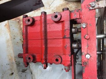 Hydraulický rozvaděč desta