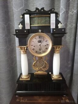 Sloupkové biedermayerské hodiny