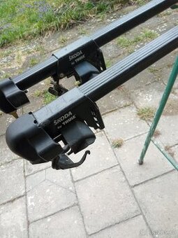 Příčníky ŠKODA by THULE – kompletní, výborný stav