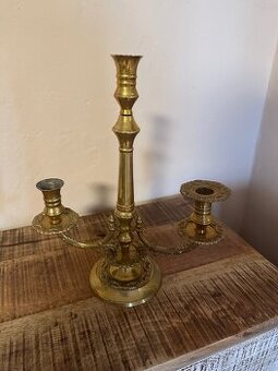 Mosazný svícen tříramenný