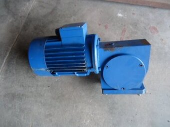 Motor se šnekovou převodovkou