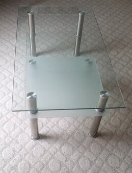 Skleněný konferenční stolek