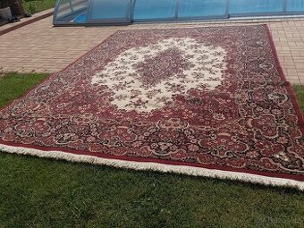 Perský koberec 305 x 405 cm.