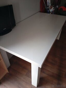 Velky bytelny stul