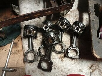 Písty ze Sprintera 312, 212, 412, 310, 210, 410, atd.
