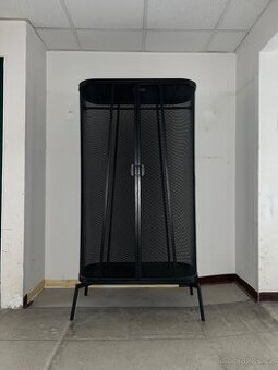 Designová kovová šatní skříň