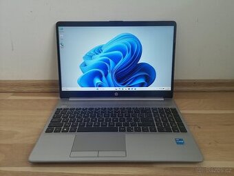 Čtyřjádrový notebook HP 250 G8