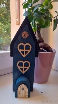 Dřevěný baráček - domeček, kostelík na parapet okna č. 33