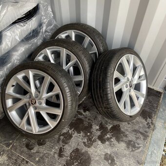 VEGA R18 letní pneu 205/40/18