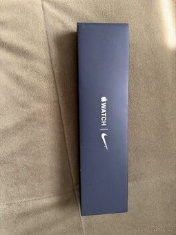 Apple Watch Series 7 Nike Edition GPS 45 mm – stříbrné