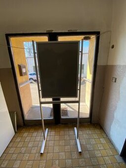 Stojan s oboustranně umístěným plakátovým klaprám formát A1