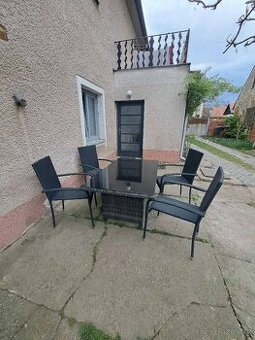 Zahradní stul z 4 židlemi.