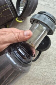 Lahev Nalgene 32oz s termoobalem a sítkem.