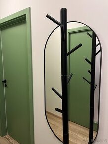 Černý designový stojanový věšák