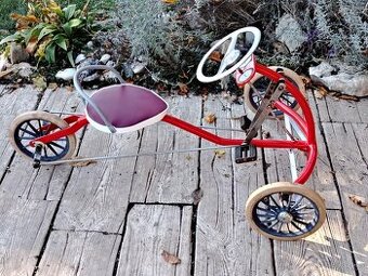 Šlapací autíčko, trojkolka