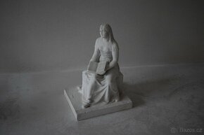 sadrová dáma s knihou