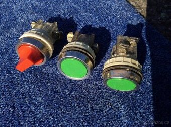 pristrojove tlacitko, spinac