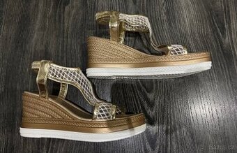 Boty na klínku vel 35