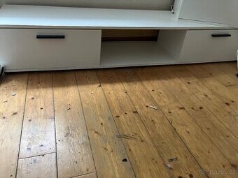 Bílá obývá stěna