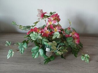 Umělá rostlina s květy