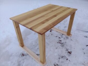 Jídelní stůl masiv akát