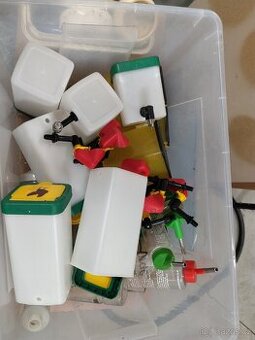 Napáječky a krmítka