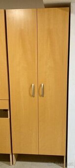 Prodám pěknou policovou skříň