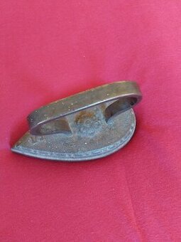 Starožitná ocelová nahřívací žehlička