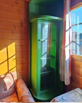 Sestava nábytku 9 kusů , skleník, vitrína, police