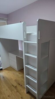 Patrova postel včetně skříně a pracovního stolu.