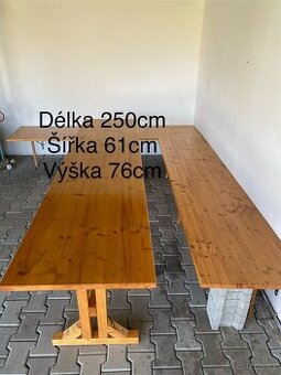 Zahradní stůl s deskami na sezení